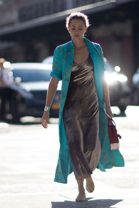 Laurel Pantin Slip Dress Outfit, Transitional Dressing, New York Fashion Week Street Style, Popsugar Fashion, Autumn Street Style, Spring Street Style, Street Style Inspiration, Fashion Week Street Style, Cool Street Fashion