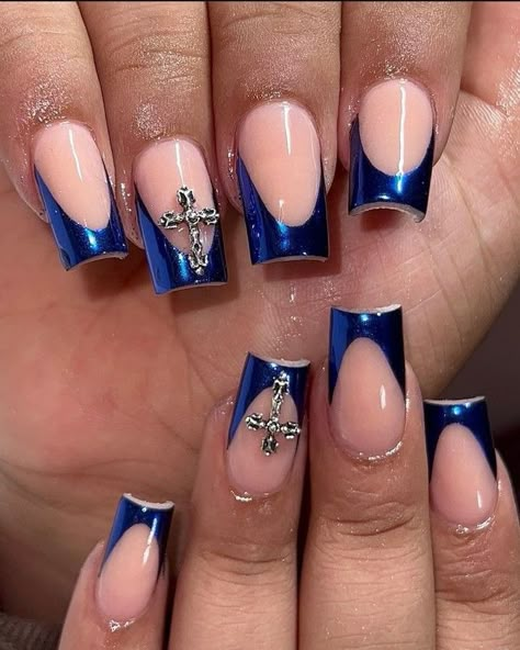 Nail Ideas Navy Blue And Gold, Royal Blue Nails With Charms, Short Acrylic Nails Navy Blue, Dark Blue And White Nails Acrylic, Navy Blue Birthday Nails, Royal Blue With Gold Nails, Dark Blue Nails With Charms, Back To School Nails For Teens Square, Blue Cross Nails