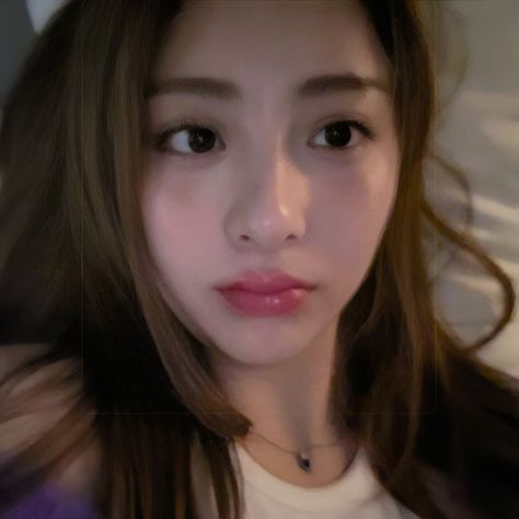 Yunjin Yunjin Lesserafim Brown Hair, Yunjin Brown Hair Color, Huh Yunjin Brown Hair, Yunjin Brown Hair, Yunjin Selfie, Aju Nice, Yunjin Kim, Huh Yunjin, Tea And Books