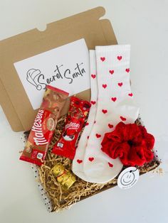 Aesthetic Secret Santa Gifts, Gifts For Secret Santa Friends, Secret Santa Gift Ideas Under 5, Secret Santa Gifts For Friends, Cheap Secret Santa Gift Ideas, Secret Santa Ideas For Friends, Christmas Secret Santa Ideas, Good Secret Santa Gifts, Cute Secret Santa Gifts