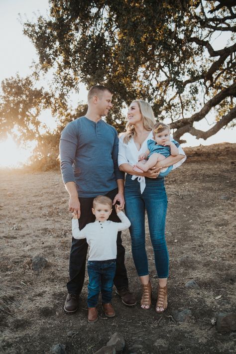 Simple Casual Family Photos, Overalls Family Photoshoot, Family Of Four Family Pictures, Family Photos In August, Family Christmas Pictures Jeans, Winter Family Of 4 Photoshoot, Family Photo Jean Outfits, Blue Outfit Family Photoshoot, Casual Outfit For Family Photos