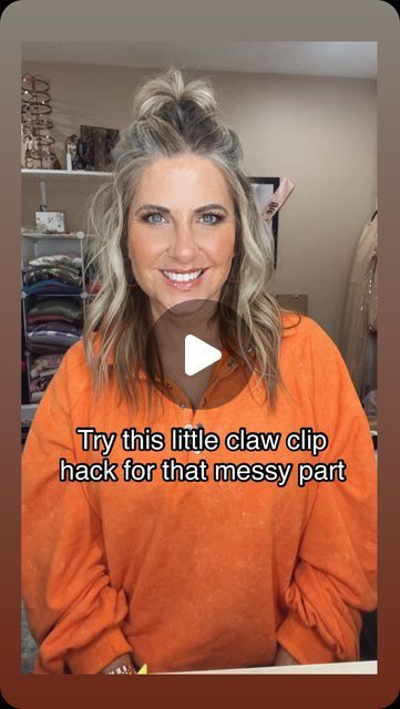 Suzy Turner 🔆 Makeup • Skincare • Hair 🔆 on Instagram: "Anyone else suffer from that dreadful part in the back of your head?? 😖 this cut claw clip hack can help hide it! Let me know if you try it! #clawclip #hairstyle #hairtutorial #hairhack #easyhairstyles #cutehair #halfuphalfdown #hairtips #finehair #thinhair #quickhairstyles" Ways To Wear Hair Clips, Claw Clip Half Up Half Down, Mini Claw Clip Hairstyles, Claw Clip Hairstyles Short Hair, Twisted Hair, Clip Hairstyles, Hair Tutorials For Medium Hair, Half Updo, Short Styles