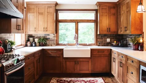 Get the Look: How to Create a Craftsman Style Kitchen - Dura Supreme Cabinetry Spice Desserts, Craftsman Kitchens, Arts And Crafts Kitchen, Parlor Floor, Dragon House, Craftsman Kitchen, Appliances Kitchen, Kitchen Decor Ideas, Victorian Vintage