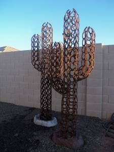 Cactus Horseshoe, Horseshoe Cactus, Cactus Sculpture, Metal Cactus, Horseshoe Ideas, Welded Art, Horseshoe Crafts Projects, Cool Welding Projects, Welding Crafts