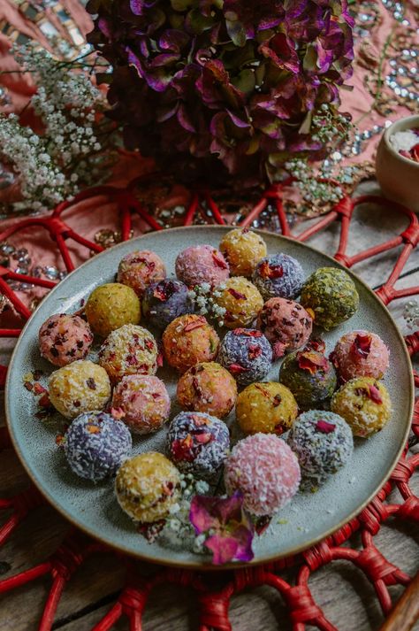 Diwali Mithai, Laddoo Recipe, Easy Indian Dessert, Diwali Sweets Recipe, Coconut Truffles, Diwali Gift Hampers, Burfi Recipe, Diwali Sweets, Dried Berries