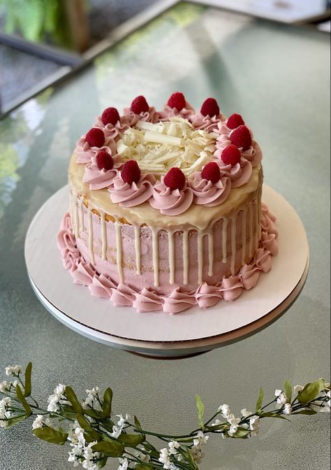 Vanilla Raspberry Layer Cake, Chocolate And Vanilla Cake Decoration, Cake Decorated With Raspberries, White Chocolate Cake Decoration Ideas, Birthday Cake Raspberry, Raspberry Cake Design, White Chocolate And Raspberry Cake, Raspberry And White Chocolate Cake, Vanilla Cake Design Ideas