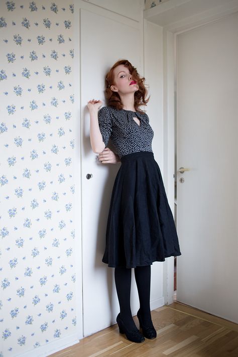 Midi circle skirt and heels Classy Vintage Outfits, Circle Skirt Outfits, Vintage Outfits Classy, Midi Circle Skirt, Vintage Outfits 90s, Retro Pin Up, Skirt Outfit, Mode Vintage, Circle Skirt