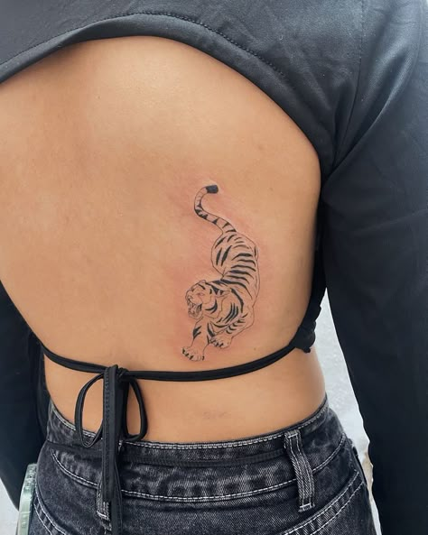 Back Tattoo Fine Line, Tiger Tattoo Back, Tiger Back Tattoo, Ideas For Tattoos, Tattoo Fine Line, Jaguar Tattoo, Rib Tattoos For Women, Leopard Tattoos, Dragon Tattoo For Women