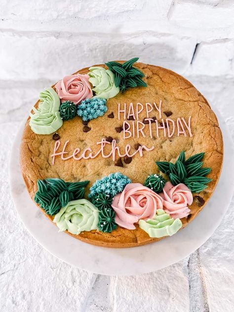 Cute Cookie Cake Designs, Cookie Cake Decorations, Cookie Cake Designs, Cake With Flowers, Giant Cookie, Big Cookie, Cute Birthday Cakes, Cute Cookies, Cute Desserts