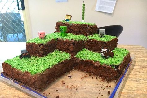 Minecraft Grass Block Cake, Minecraft Brownies, Easy Cake Decorating Ideas, Grass Block, Cute Birthday Cake, Minecraft Birthday Cake, Teen Cakes, Minecraft Blocks, Homemade Breads