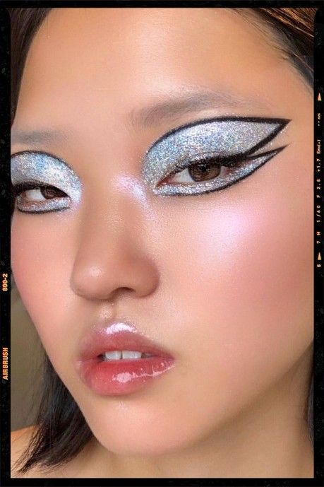 Silver Drag Makeup, Silver Chrome Makeup, Silver Graphic Liner, Silver Eyeliner Makeup, Eyeshadow Graphic, Makeup Looks To Recreate, Silver Eyeshadow Looks, Edc Makeup, Graphic Liner Makeup