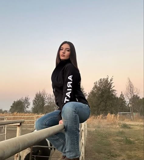 inspo photos cow girl ranch fotos de inspiracion vaquera rancho Mexican Cowgirl Outfits, Lazy Cute Outfits, Latina Fits, Cowgirl Princess, Takuache Girl Outfits, Photo Inspo Instagram, Latina Outfits, Latina Fashion Outfits, Looks Country