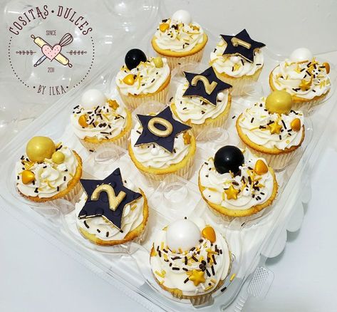 New Year's Eve Cupcakes, Nye Cupcakes New Years, New Year Eve Cupcakes, New Year’s Eve Baking Ideas, Happy New Year Cupcakes, New Years Eve Cupcake Ideas, New Year Eve Dessert Ideas, Happy New Year Cupcake Ideas, New Year’s Eve Cake Ideas