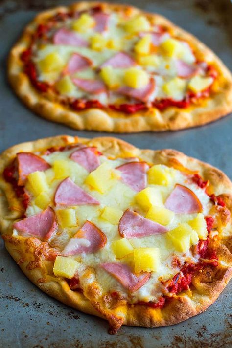 Hawaiian Naan Pizza makes a deliciously easy dinner that's cheaper, faster, and healthier than delivery! From BakingMischief.com | Homemade Pizza | Dinner for Two | #Pizza | Pizza Naan, Ham Pineapple, Naan Bread Pizza, Naan Pizza Recipes, Pain Naan, Homemade Pizzas, Recipes With Naan Bread, Pizza Ideas, Pizza Roll