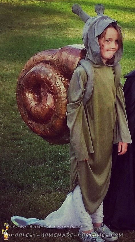 Seriously awesome gender-neutral snail Halloween costume with removable shell and slime trail. Make this cool DIY costume using this mom's amazing guide. Snail Halloween Costume, Snail Costume, Costume Homemade, Sibling Halloween Costumes, Costume Carnaval, Homemade Halloween Costumes, Diy Kostüm, Homemade Costumes, Diy Costume