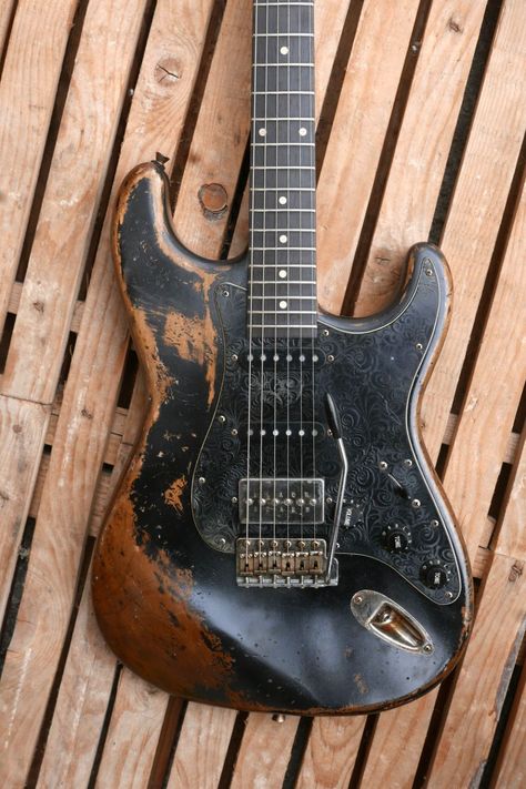 Old Electric Guitar, Cool Guitar Designs, Black Stratocaster, Custom Stratocaster, Charvel Guitars, Relic Guitar, Guitar Sketch, Old Guitar, Strat Guitar