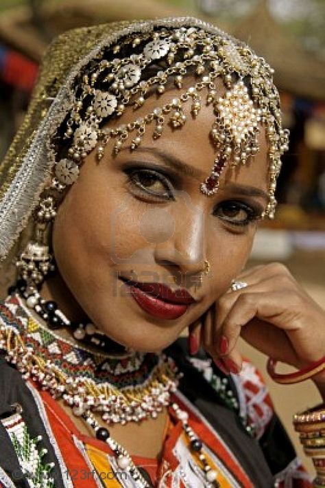 indian women, belly dancer head dress Indian Headpiece, Rajasthani Dress, Dancer Dress, Indian Headdress, Arabian Beauty Women, Black Costume, Asian Kids, Head Jewelry, We Are The World