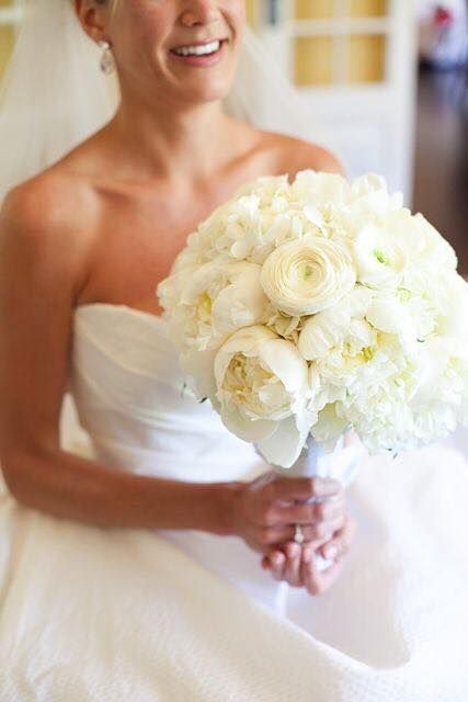 White Bridal Bouquet Hydrangea, White Rose Bridal Bouquet, Bridal Bouquet Peonies, White Rose Bouquet, Peony Bouquet Wedding, White Ranunculus, Rose Wedding Bouquet, Purple Wedding Flowers, White Bridal Bouquet