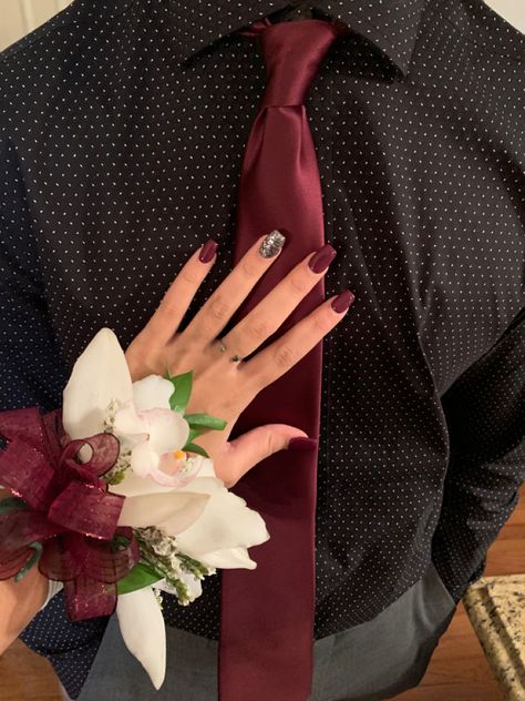 Hoco Nails Burgundy, Maroon And Black Hoco Couple, Maroon Nails Homecoming, Prom Maroon Nails, Maroon Dress Nails, Nails For A Maroon Dress, Nails To Match Maroon Dress, Maroon Hoco Nails, Prom Nails For Maroon Dress