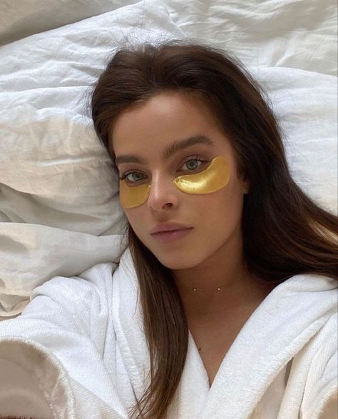 Ideas Selfies, Under Eye Patches, Gold Eye Mask, Mask Aesthetic, Under Eye Mask, Dark Circles Under Eyes, Cindy Kimberly, Eye Patches, Under Eye Bags