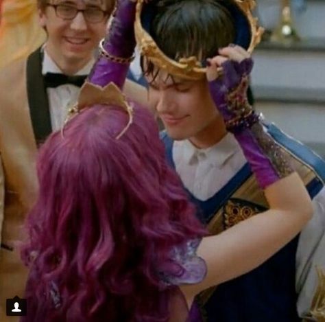 Cute hb and wf😍😍😍😎😎😎 Mal And Ben Descendants, Ben And Mal, Mal And Ben, Descendants Mal And Ben, Descendants Ben, Descendants Pictures, Descendants Wicked World, Mal Descendants, Disney Descendants Movie