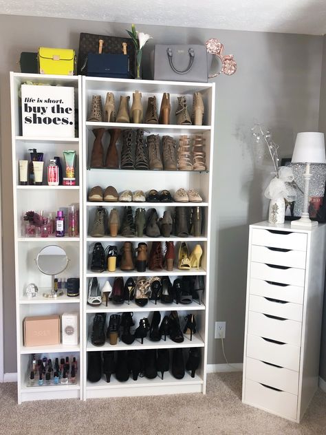 Shoes On Bookshelf, Shoe Rack Ideas Bedroom, Shoe Shelf Diy, Bedroom Ideas For Small Rooms Cozy, Room Organization Bedroom, Shoe Rack Living Room, Closet Design Layout, Beauty Room Decor, Cute Diy Room Decor