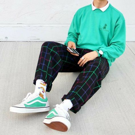 Fashion 90s Style, 90s Fashion Men, Mens Fashion Edgy, Streetwear Mode, Sweatshirt Outfit, Retro Men, Streetwear Men Outfits, Outfits Men, Moda Vintage