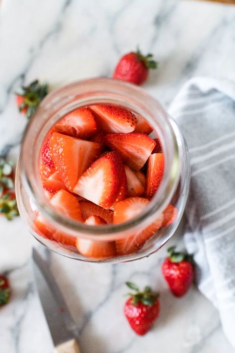 How to Store Strawberries In The Fridge With Mason Jars Storing Strawberries, How To Wash Strawberries, Store Strawberries, Strawberry Vinegar, How To Store Strawberries, Canned Strawberries, Rhubarb Gin, Growing Vegetables In Pots, Strawberry Water