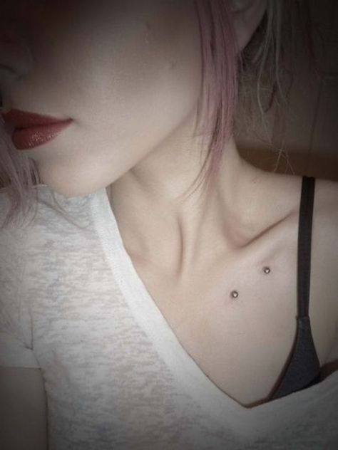 50 Piercing Ideas for Women: The Best Guide Dermal Piercing Ideas, Back Dermal Piercing, Piercing Ideas For Women, Dermal Piercing Jewelry, Piercing Girl, Nose Piercing Ring, Design Tattoos, Dm Design, Dermal Piercing