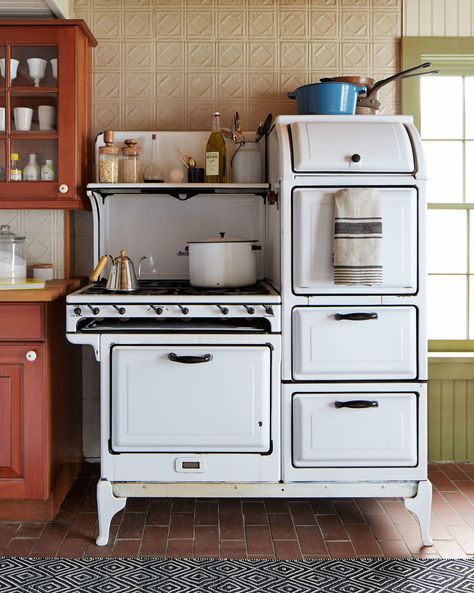 This 1932 Magic Chef stove looks gorgeous inside an old farmhouse kitchen. Porche Vintage, Alter Herd, Old Farmhouse Kitchen, Old Fashioned Kitchen, Old Stove, Vintage Stoves, Antique Stove, Vintage Appliances, Casa Vintage