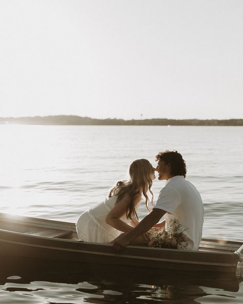 “You are & always have been, my dream.” - The Notebook Something about these photos brings me back to The Notebook✨ Thanks for letting me tag along, @photographybyavilynn ! #lakesession #coupleslakesession #dreamylakesession #couplesboat #champagneboat #thenotebook #couplesstorytellingphotographer Notebook Photoshoot, Inspired Photoshoot, Girl Western, The Notebook, Senior Photos, Styled Shoot, Picture Ideas, Engagement Photos, My Dream