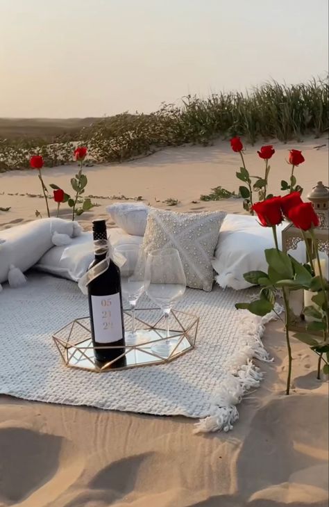 Romantic Beach Picnic, Birthday Surprise For Husband, Proposal Pictures, Dream Dates, Romantic Date Night Ideas, Beach Proposal, Picnic Inspiration, Picnic Decorations, Romantic Surprise