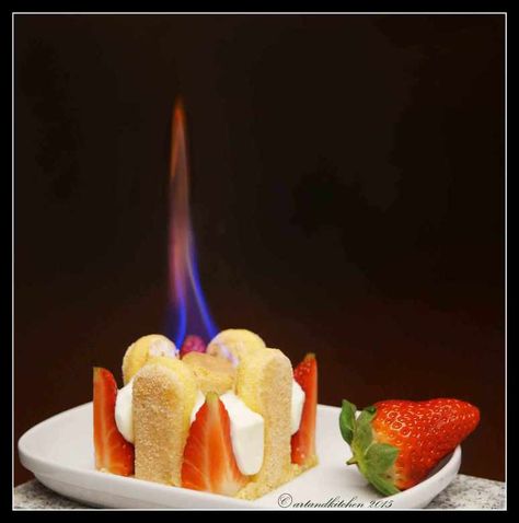 Mini-Cheesecake-Flambé Flambe Recipes, Flambe Desserts Fire, Flaming Desserts, Michelin Star Dessert Recipes, Lava Cake Fine Dining, Fire Desserts, Flambe Desserts, Granita Plated Dessert, Steak And Lobster Dinner