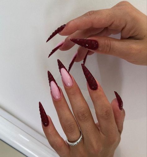 Stiletto Birthday Nails, Stilleto Nails Designs, Maquillage On Fleek, Kutek Disney, Dark Red Nails, Wine Nails, Nagel Tips, Casual Nails, Makijaż Smokey Eye