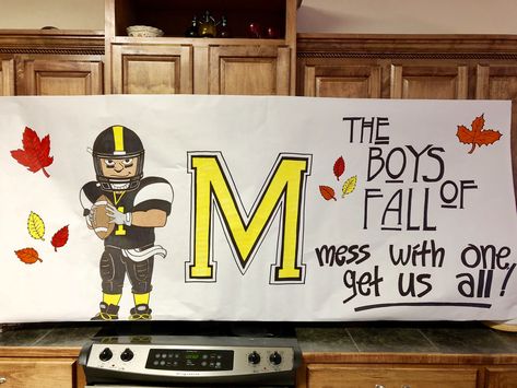 Cute Football Posters Ideas Signs, Football Playoff Poster Ideas, Run Through Signs, Cheerleading Signs, Football Banners, Pep Squad, Homecoming 2024, Homecoming Floats, Cheer Posters