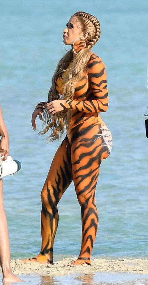 #CardiB b Cardi B Body, Pictures Of Cardi B, Cardi B Wap, Tiger Body, Yellow Balenciaga, Baddie Outfits For School, Bodak Yellow, Fun Meme, Tiger Costume