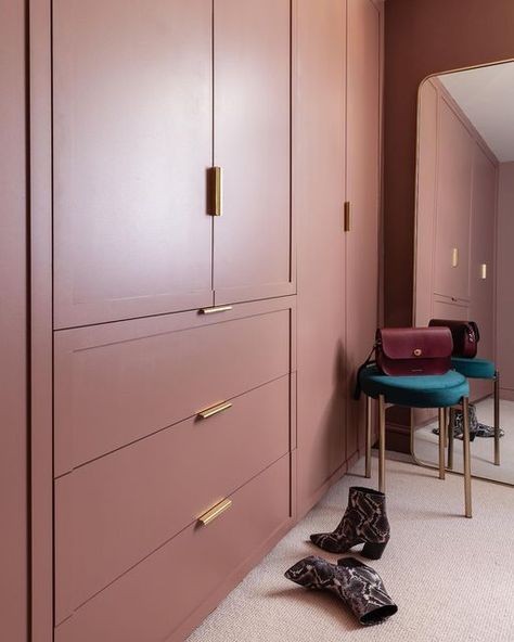 Beslag Online on Instagram: "Fill your life with colors, profile handle lip in polished brass together with this amazing shade of old pink is the perfect combination ✨ A tip is to paint the wardrobes in the same shade as the walls, to create a luxurious feeling in your bedroom. Let the wardrobes be a part of the room, ⚜️ 📸: @helloflorauk" Modern Wooden Cupboard Design, Bedroom Light Shades, Wooden Cupboard Design, Ideas For Small Bedrooms, Wardrobe Interior, Painted Wardrobe, Bedroom Color Combination, Wooden Cupboard, Bedroom Cupboards