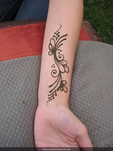 Simple wrist | Flickr - Photo Sharing! Meghan Kaloper Henna Tattoo Designs Arm, Small Henna Tattoos, Henna Designs Simple, Henne Tattoo, Wrist Henna, Cute Henna Tattoos, Jagua Henna, Small Henna, Cute Henna