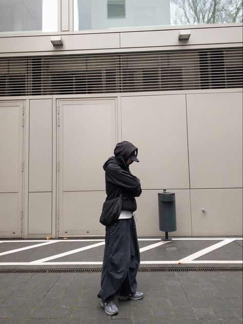 gorpcore, parachute pants, fashion, streetwear, all black, outfit, instagram Uniqlo Parachute Pants, Black Parachute Pants Outfit, Parachute Pants Outfit, Parachute Pant, Guys Clothing Styles, Clothing Photography, Clothing Styles, Outfits Ideas, Pants Outfit