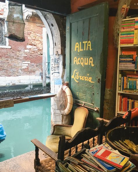 Venice Travel Guide, Italian Aesthetic, Italian Life, Living In Italy, Venice Italy Travel, Venice Travel, Italy Aesthetic, Voyage Europe, Vintage Italy