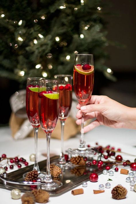 Weihnachtlicher Cocktail, Cranberry Mimosas, Cranberry Champagne Cocktail, Aperitif Cocktails, Cranberry Mimosa, Champagne Cocktails, Festive Cocktails, Christmas Brunch, Champagne Cocktail