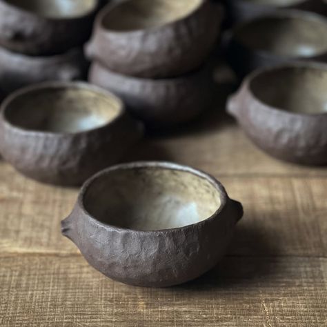 Pinched Pottery | Pinched & coils 10oz latte bowl in chocolate. . . . . . #stoneware #darkclay #coilbuiltceramics #handbuiltpottery #handmademug... | Instagram Pinched Pottery, Handbuilt Ceramics, Glaze Ideas, Coil Pots, Rustic Ceramics, Making Videos, Hand Built Pottery, Pinch Pots, Story Highlights