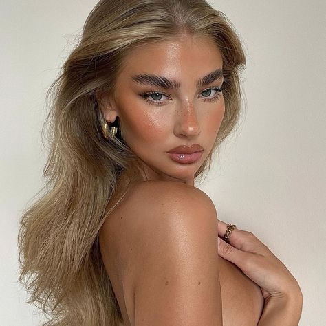 Jess Hunt on Instagram: “Heyyy” Jess Hunt, Face Aesthetic, Aesthetic Women, Beauty Favorites, Beauty Accessories, Balayage Hair, Inspirational Women, Makeup Inspo, Hair Highlights