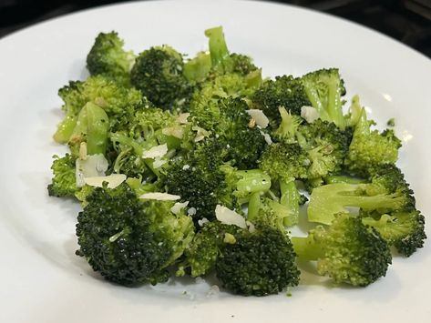 Who knew a dish such as steamed broccoli could be so delicious? Well, if you make it this way, then you'll certainly know just how delicious it can be! When I first started making steamed broccoli I would steam it and then dress it with just salt and pepper. It was edible. But, was it Seasoned Steamed Broccoli, Seasoned Broccoli, Benefits Of Garlic, Casserole Side Dishes, Garlic Benefits, Plant Care Tips, Easy Oatmeal, Eat A Lot, Garlic Seasoning