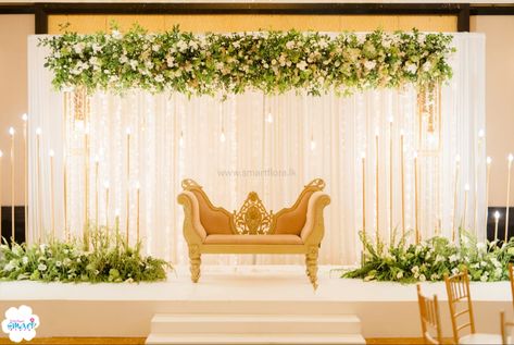 Ivory Stage Decor, Indian Wedding Simple Decorations, Engagement Back Drop Decor, Wedding Decor Stage Backgrounds, 50th Anniversary Stage Decoration, Reception Back Drop Design, Simple Sangeet Decoration Stage Indoor, Settee Back Wedding Decoration, Stage Decorations Engagement