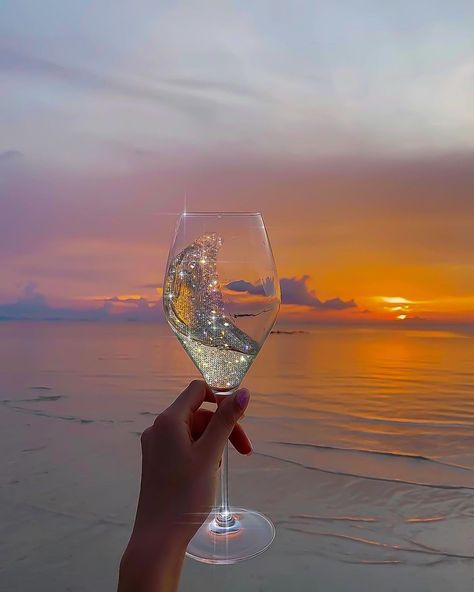 Sunset happy hours. PC: @daria_potapova @yana.potter.art Shimmer Aesthetic, Sparkle Aesthetic, Beach Sunset Wallpaper, Potter Art, Sunset Wallpaper, Jolie Photo, Long Weekend, Images Gif, The Sunset