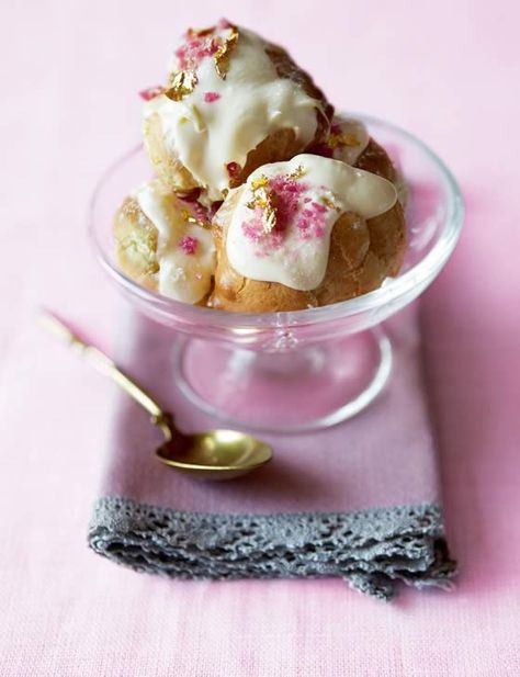 White chocolate and vanilla profiteroles with gold leaf and crystallised rose petals - just because they're pretty and pink. Christmas Puddings, Profiterole, Cream Puff Recipe, Chilled Desserts, Salted Caramel Brownies, Christmas Foods, Valentine's Day Recipes, Dessert Decoration, Pastry Recipes