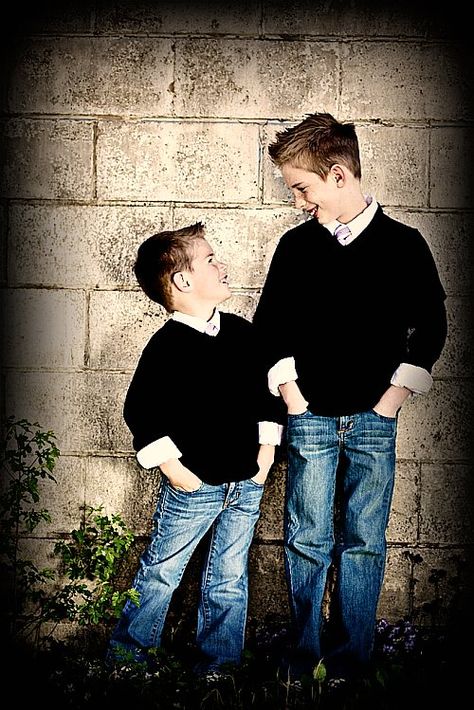 cute boy poses for Dax and Bryce <3 Brother Poses, Photoshop Photo Editing, Sibling Photography Poses, Brother Pictures, Brothers Photography, Brother Photos, Boy Photo Shoot, Sibling Poses, Family Portrait Poses