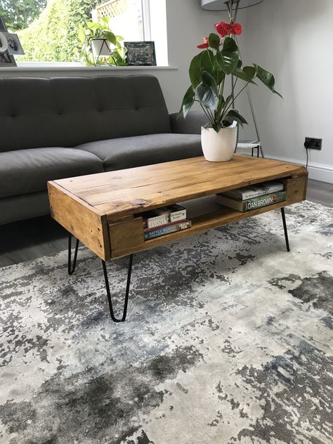 Simple Wood Coffee Table Diy, Homemade Coffee Table, Palette Coffee Table, Coffee Table Hairpin Legs, Homemade Coffee Tables, Pallet Coffee Table Diy, Hairpin Coffee Table, Wood Table Living Room, Table Palette