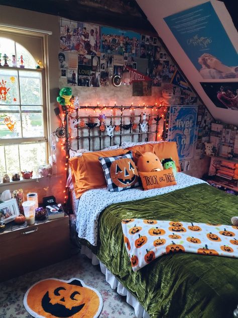 Halloween Themed Bedroom Ideas, Vintage Halloween Room, Dorm Halloween Decor, Halloween Decorated Bedroom, Halloween Theme Bedroom, Halloween Decorated Room, Halloween Room Ideas Bedrooms, Halloween Room Aesthetic, Halloween Room Decor Aesthetic